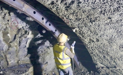 乐西高速公路油房头隧道右线顺利贯通